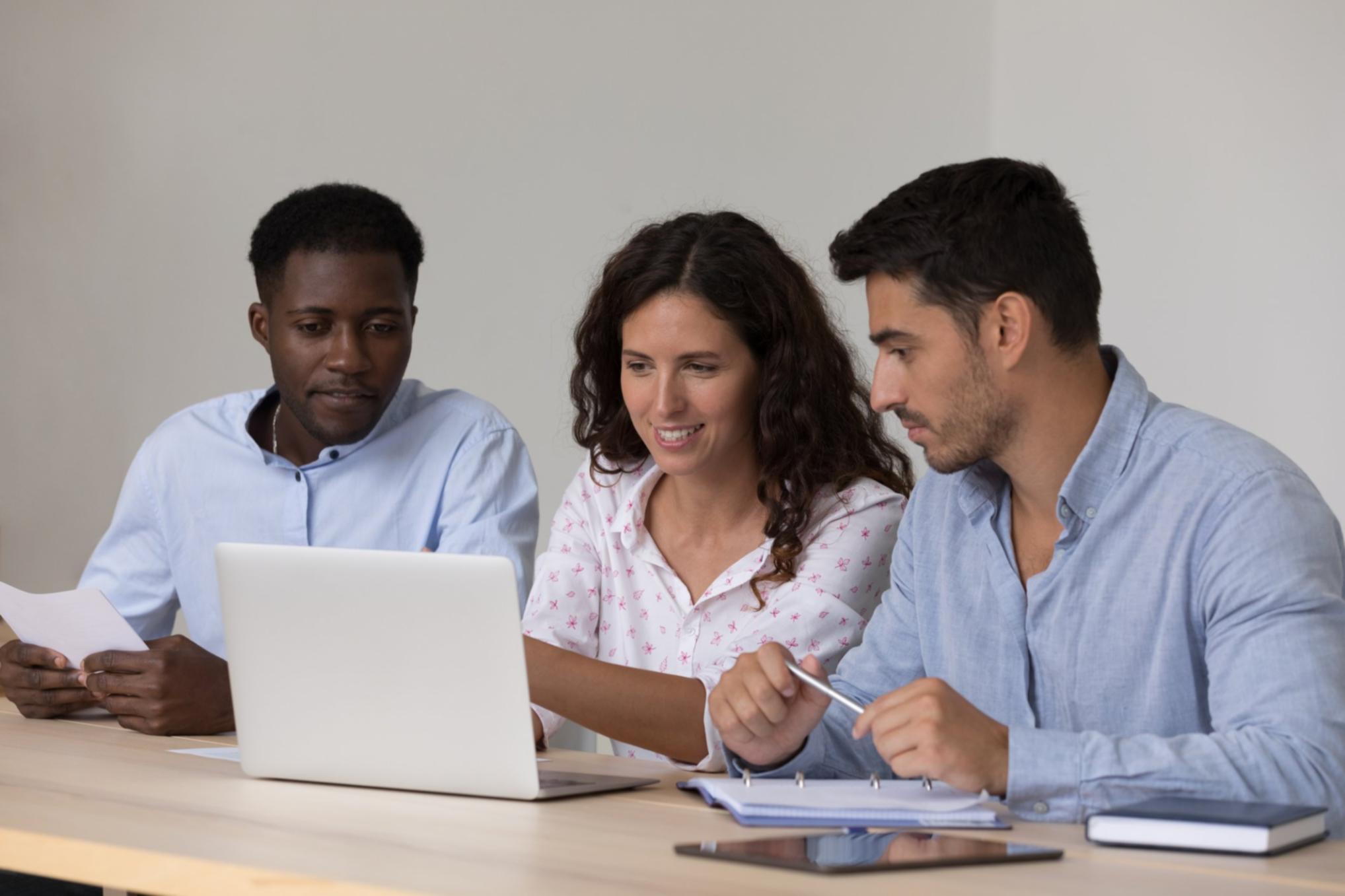 Różnorodne składniki odżywcze przedstawiające holistyczne podejście do edukacji żywieniowej